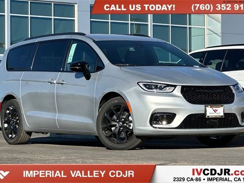 New 2026 Chrysler Pacifica Select w/ S Appearance Package image 1