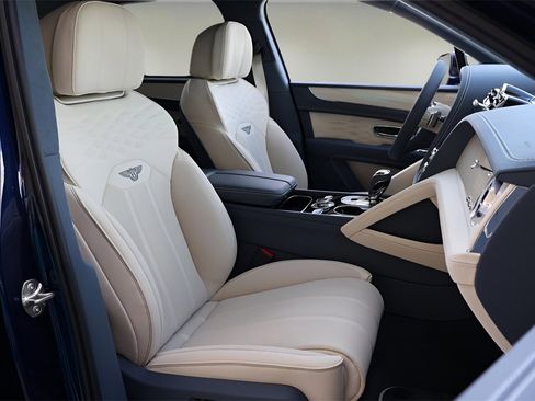 New 2025 Bentley Bentayga Azure V8 image 21