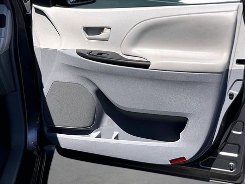 Used 2014 Toyota Sienna LE FWD image 17
