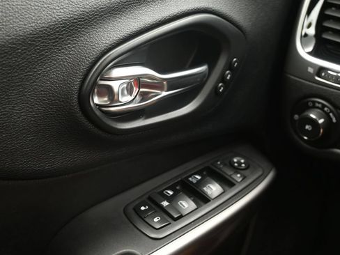 Used 2019 Jeep Cherokee Overland AWD/4WD image 25