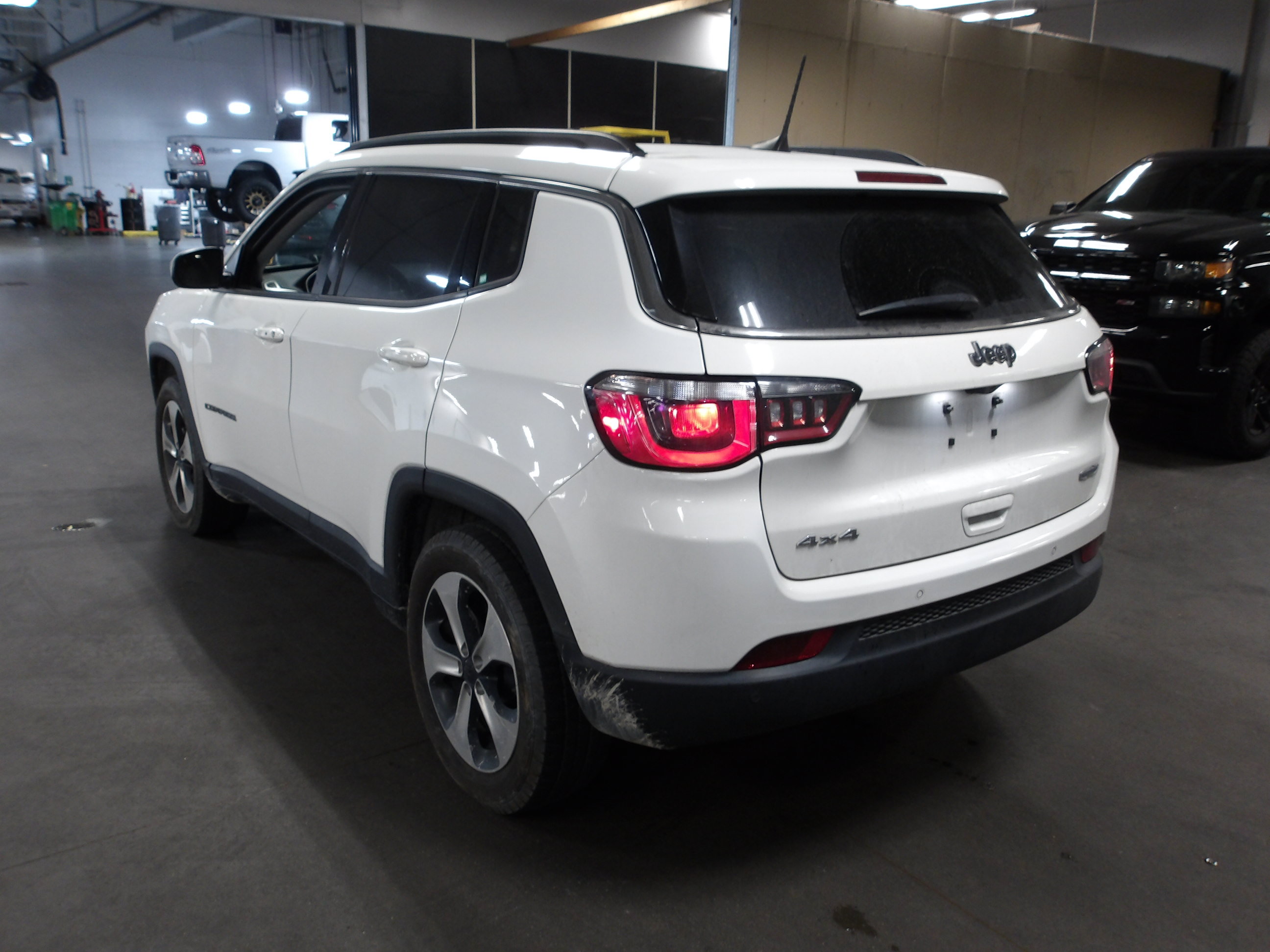 Used 2017 Jeep Compass Latitude w/ Popular Equipment Group AWD/4WD image 3