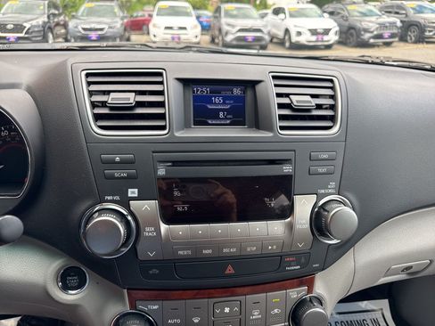 Used 2012 Toyota Highlander Limited w/ Tow Pkg AWD/4WD image 25