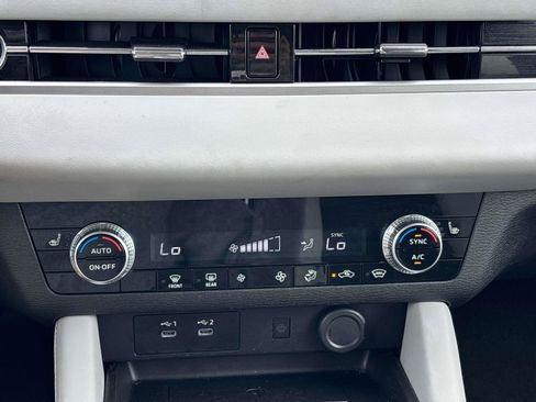 Used 2025 Mitsubishi Outlander SE AWD/4WD image 27