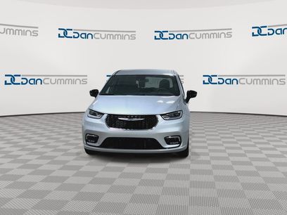 New 2026 Chrysler Pacifica Select