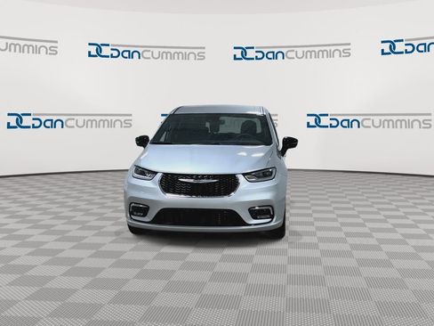 New 2026 Chrysler Pacifica Select image 4