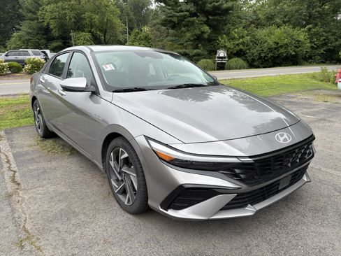Used 2025 Hyundai Elantra Limited FWD image 1