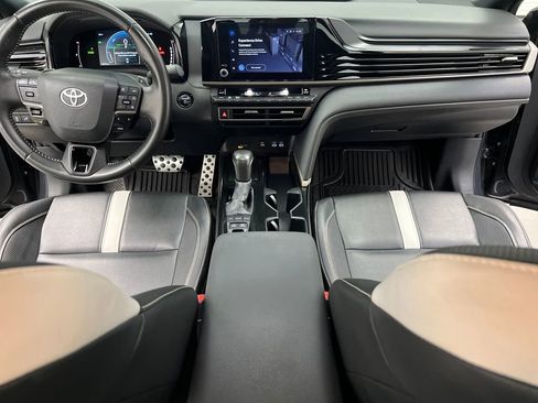Used 2025 Toyota Camry SE image 32