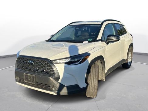 Used 2025 Toyota Corolla Cross LE w/ Moonroof Package AWD/4WD image 2