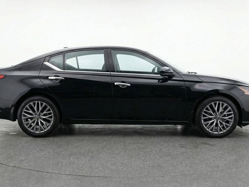 Used 2025 Nissan Altima 2.5 SV FWD image 11