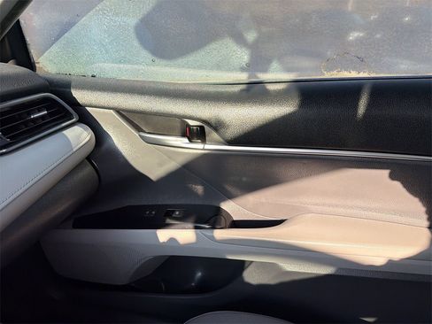 Used 2020 Toyota Camry LE image 22