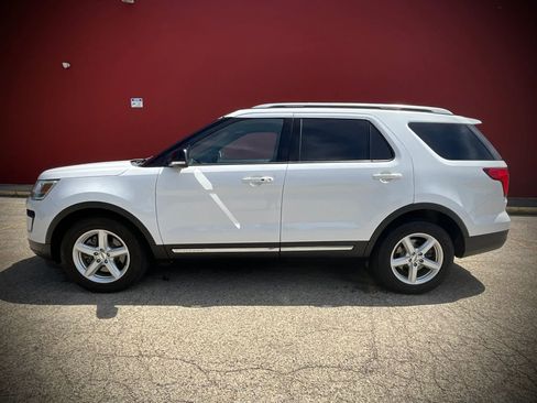 Used 2018 Ford Explorer XLT w/ Equipment Group 202A FWD image 2