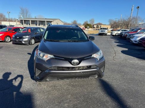 Used 2018 Toyota RAV4 LE image 9