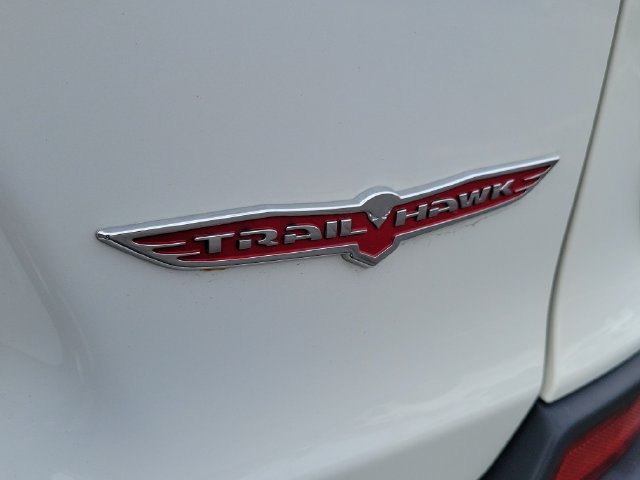 Used 2019 Jeep Cherokee Trailhawk AWD/4WD image 29