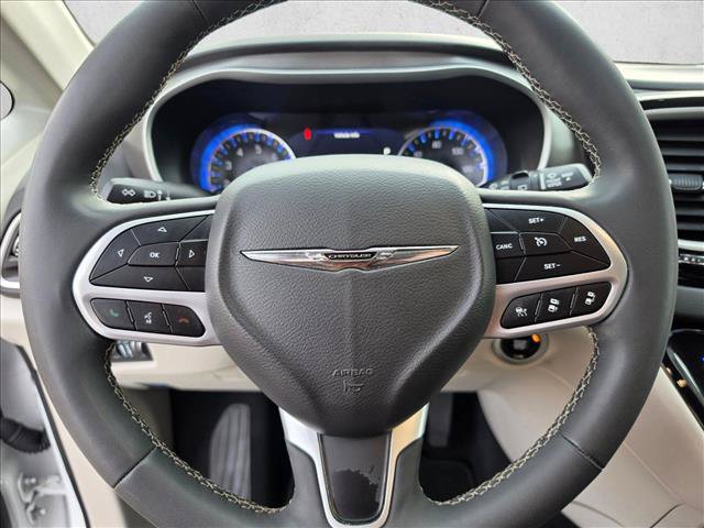 Used 2024 Chrysler Pacifica Touring-L FWD image 27