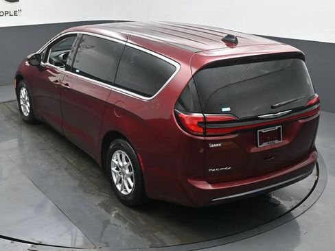 Used 2023 Chrysler Pacifica Touring-L FWD image 43