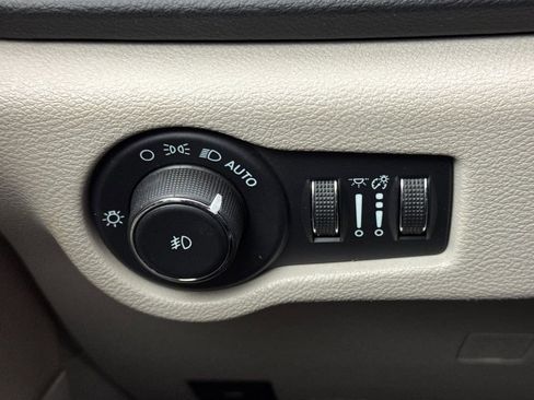 Used 2022 Chrysler Pacifica Touring-L FWD image 28