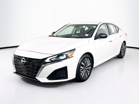 Used 2025 Nissan Altima 2.5 SV FWD image 3