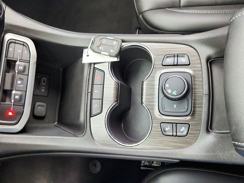 Used 2023 GMC Acadia SLT image 25