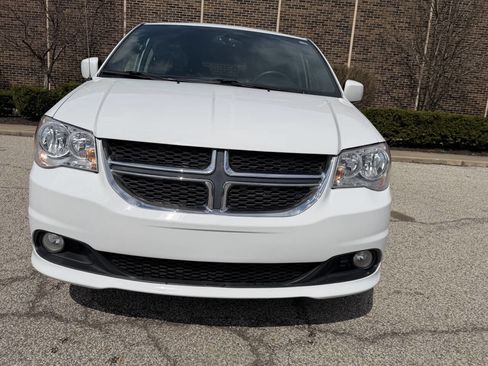 Used 2017 Dodge Grand Caravan SXT w/ Rear Park Assist Package image 4