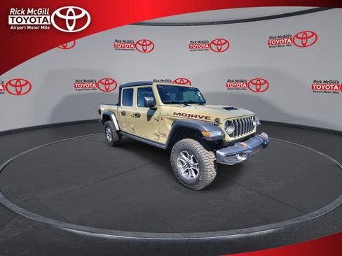 Used 2025 Jeep Gladiator Mojave w/ Convenience Group AWD/4WD image 2