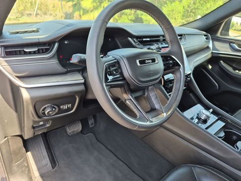 Used 2023 Jeep Grand Cherokee Overland AWD/4WD image 10