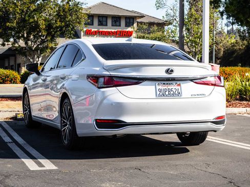 Used 2025 Lexus ES 300h w/ Premium Package image 4