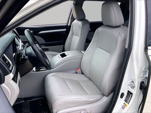 Used 2018 Toyota Highlander XLE FWD image 8