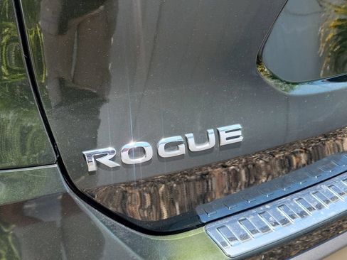 Used 2018 Nissan Rogue SV w/ Premium Package FWD image 10