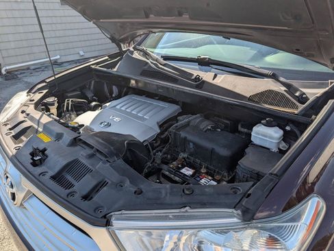 Used 2012 Toyota Highlander SE w/ Tow Pkg FWD image 28