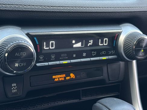 Used 2019 Toyota RAV4 XLE w/ Carpet Mat Package AWD/4WD image 17