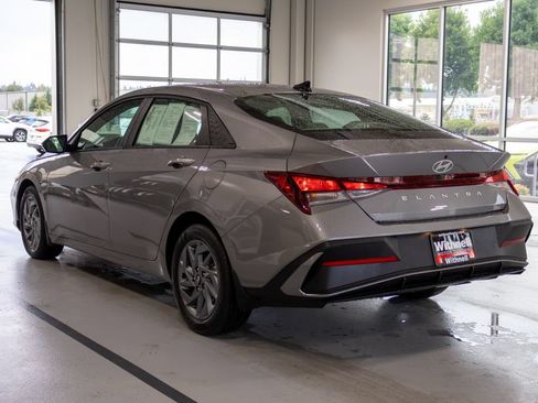 Used 2024 Hyundai Elantra SEL FWD image 9