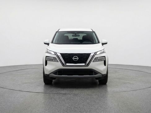 Used 2025 Nissan Rogue SV image 2