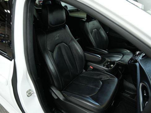 Used 2024 Chrysler Pacifica Limited FWD image 20