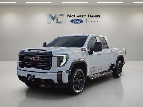 Used 2024 GMC Sierra 2500 AT4 image 2