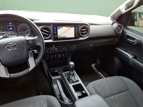 Used 2018 Toyota Tacoma TRD Sport AWD/4WD image 19