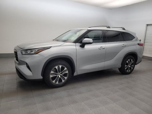 Used 2020 Toyota Highlander XLE FWD image 2