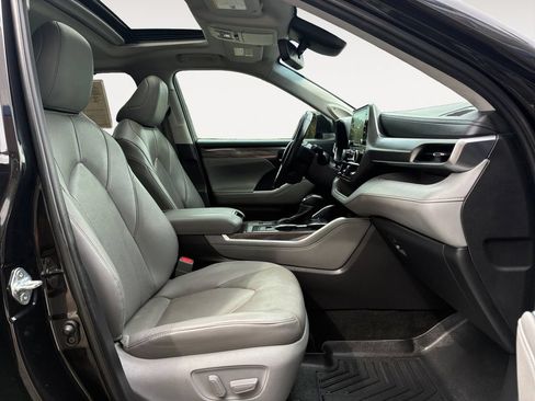 Used 2021 Toyota Highlander Limited FWD image 15