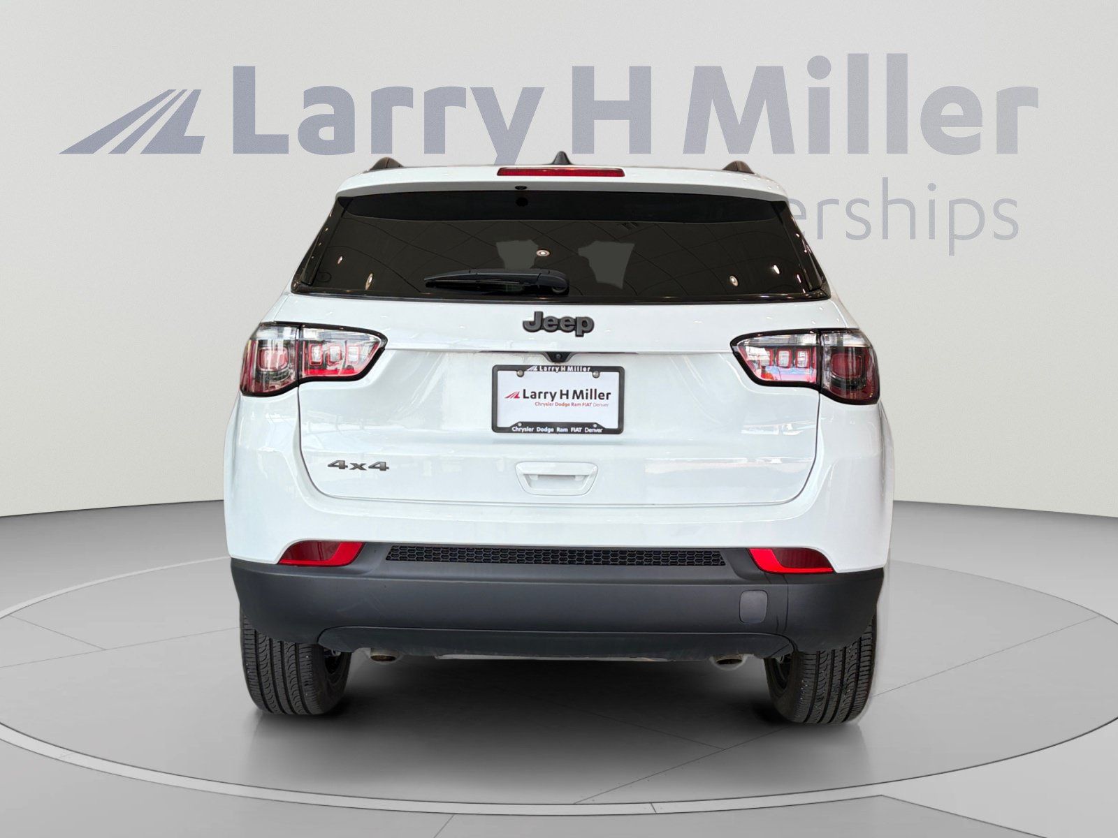 Used 2025 Jeep Compass Latitude w/ Convenience Group AWD/4WD image 4