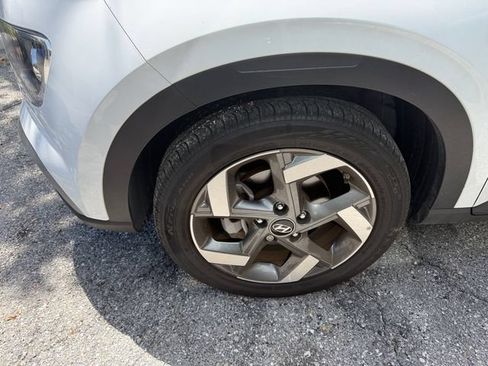 Used 2025 Hyundai Venue SEL FWD image 4