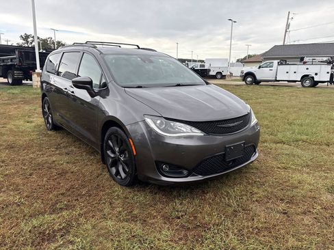 Used 2020 Chrysler Pacifica Limited FWD image 3