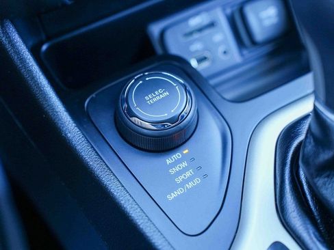 Used 2016 Jeep Cherokee Latitude w/ Safety/Convenience Group image 34