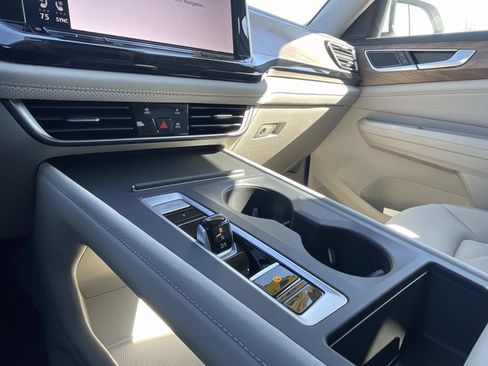 Certified 2025 Volkswagen Atlas SE image 30