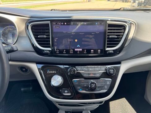 Used 2022 Chrysler Pacifica Touring-L w/ Uconnect Theater Family Group FWD image 21