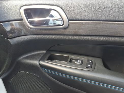 Used 2018 Jeep Grand Cherokee Laredo image 12