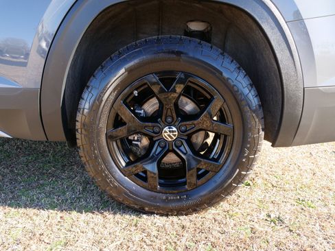 Used 2024 Volkswagen Atlas Peak Edition SE image 13