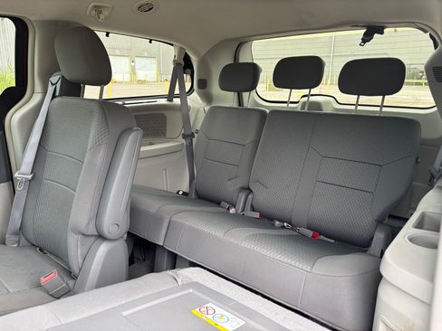 Used 2009 Chrysler Town & Country Touring w/ Entertainment Group #2 FWD image 14