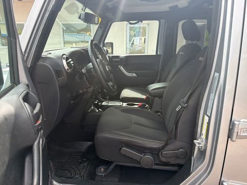 Used 2018 Jeep Wrangler Unlimited Sahara AWD/4WD image 10