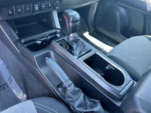 Used 2021 Toyota Tacoma TRD Off-Road w/ Technology Package AWD/4WD image 19