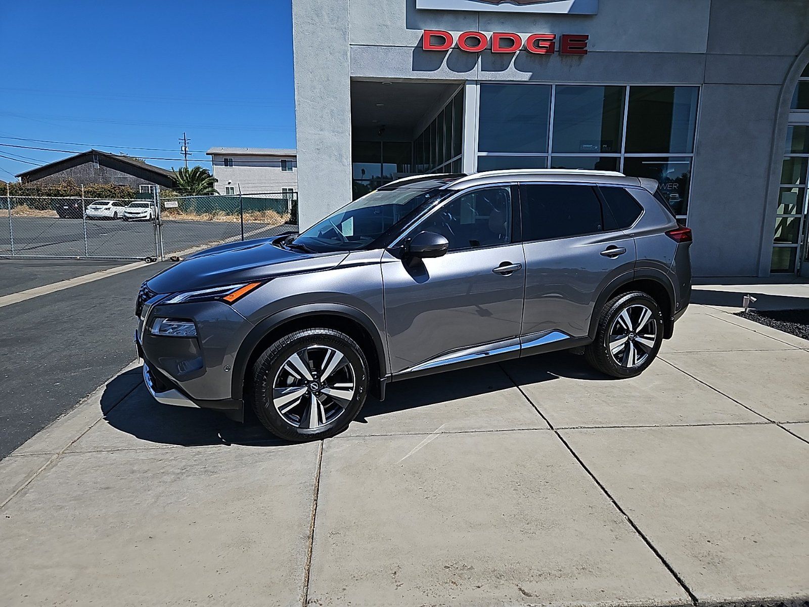 Used 2023 Nissan Rogue Platinum w/ Platinum Premium Package FWD image 2