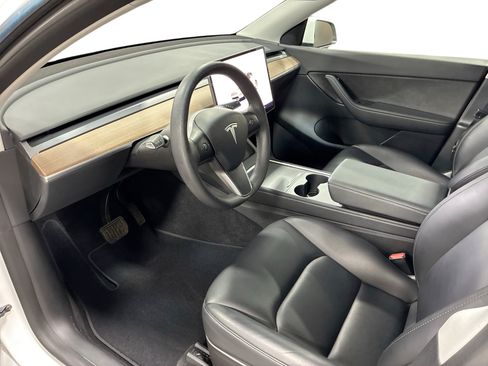 Certified 2022 Tesla Model Y Long Range AWD/4WD image 9